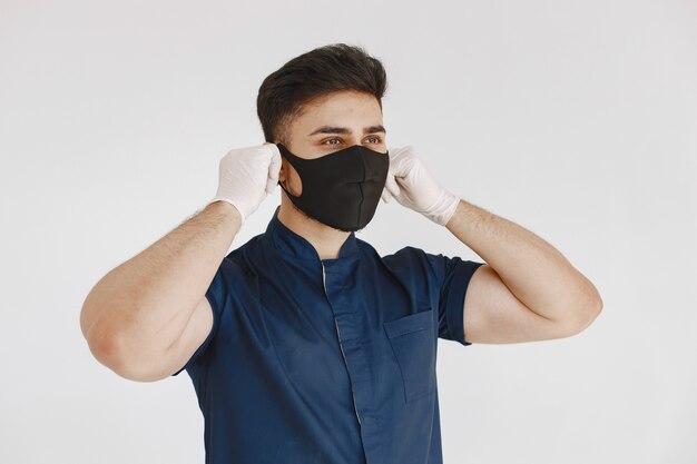 Estudiante de medicina internacional. Hombre con uniforme azul. Doctor en máscara.