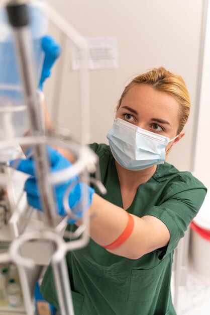 Estudiante de medicina con máscara médica