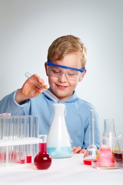 Foto gratuita estudiante mejorando en el laboratorio