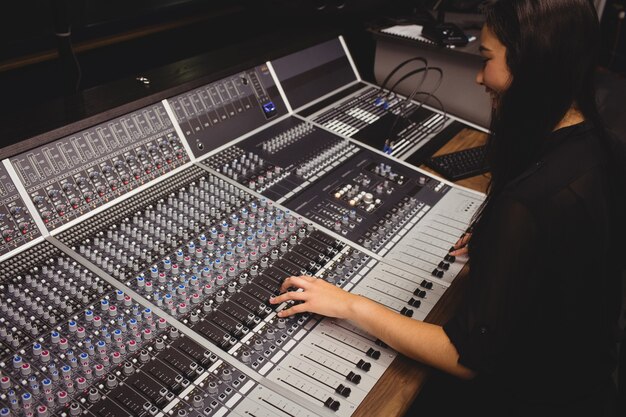 Estudiante con mezclador de sonido