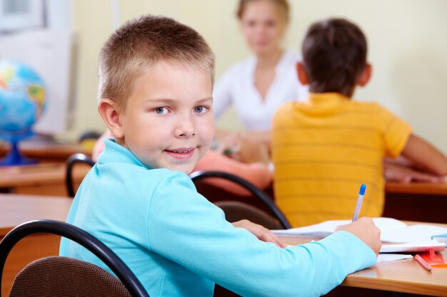 Estudiante mirando para atrás