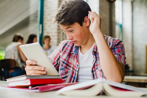 Estudiante mirando con perplejidad a la tableta