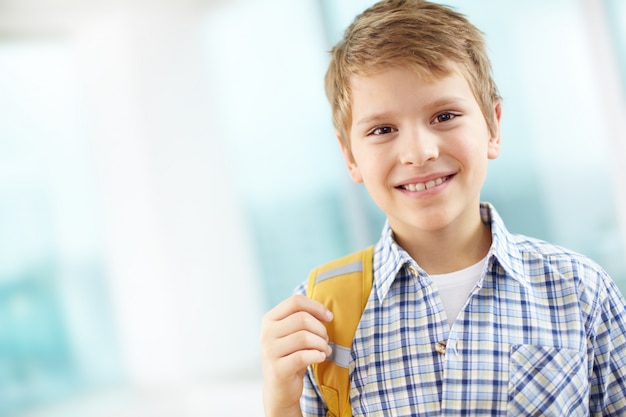 Estudiante con mochila en un hombro