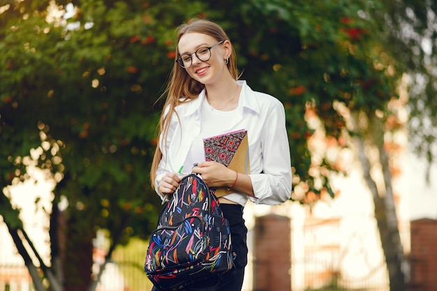 Estudiante con una mochila en un patio escolar