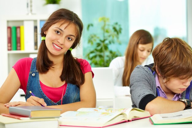 Estudiante morena escribiendo su redacción