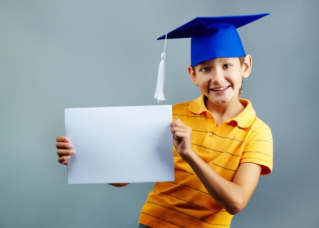 Estudiante mostrando un papel en blanco