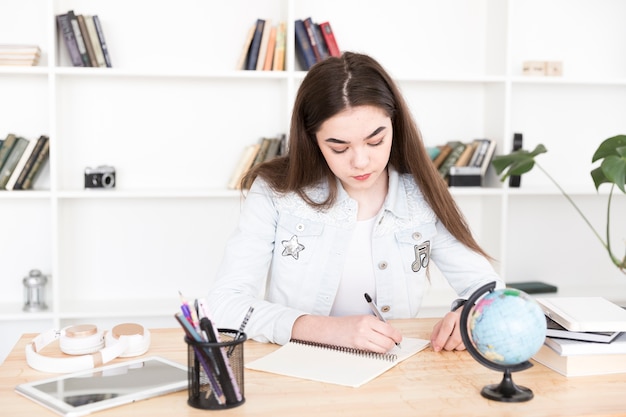 Estudiante mujer haciendo la tarea