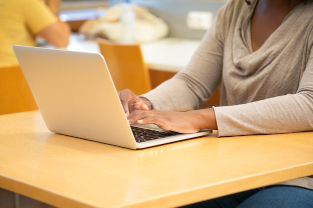 Estudiante mujer trabajando en clase de informática