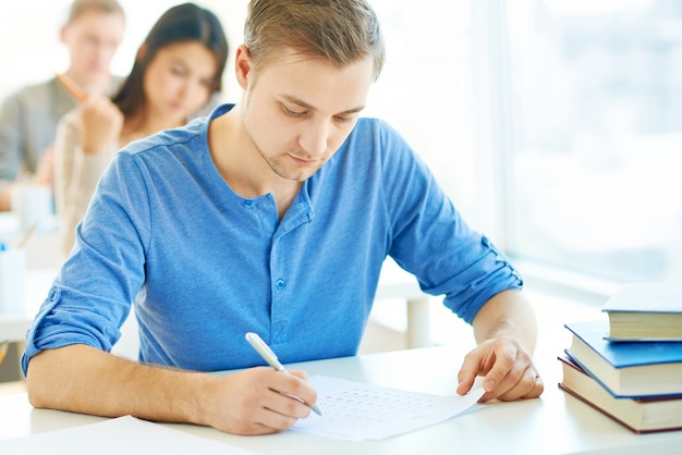 Estudiante muy concentrado en su examen