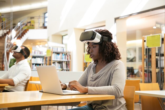 Estudiante negro enfocado que describe la experiencia de realidad virtual