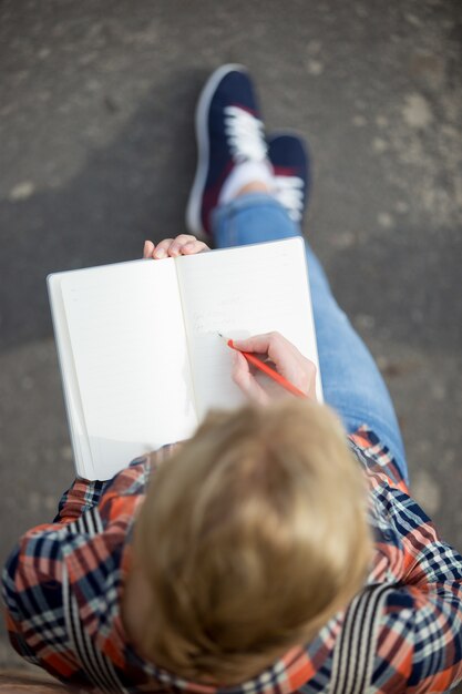 Estudiante, niña, hacer, notas, copybook