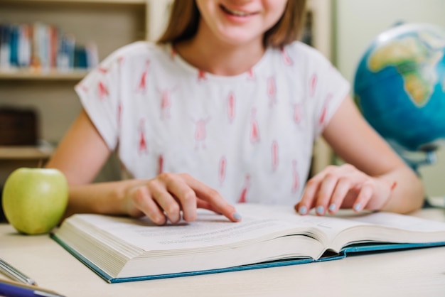 Foto gratuita estudiante, niña, lectura, libro