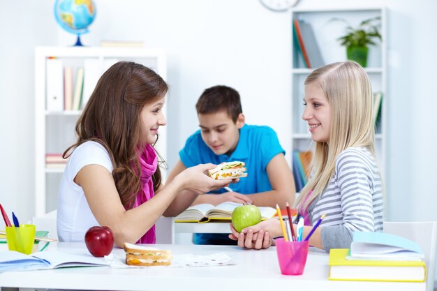 Estudiante ofreciendo su bocadillo