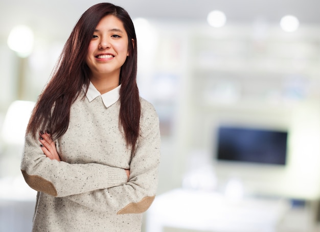 Estudiante orgullosa con el pelo largo