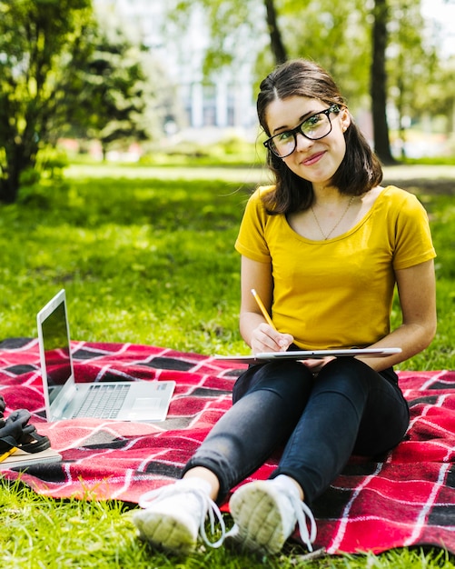 Estudiante posando en el parque