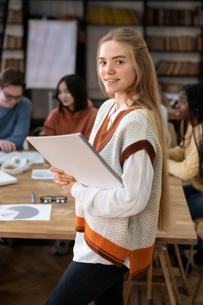 Foto gratuita estudiante posando durante una sesión de estudio grupal con colegas