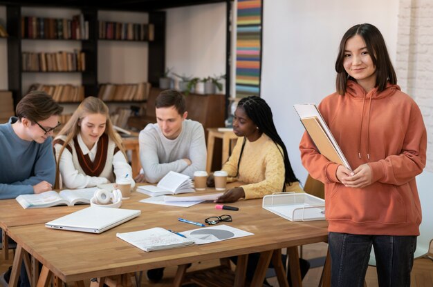 Estudiante posando durante una sesión de estudio grupal con colegas