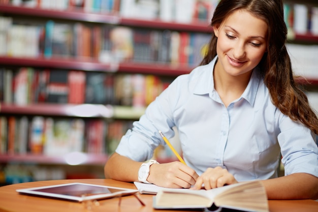 Estudiante positiva trabajando duro