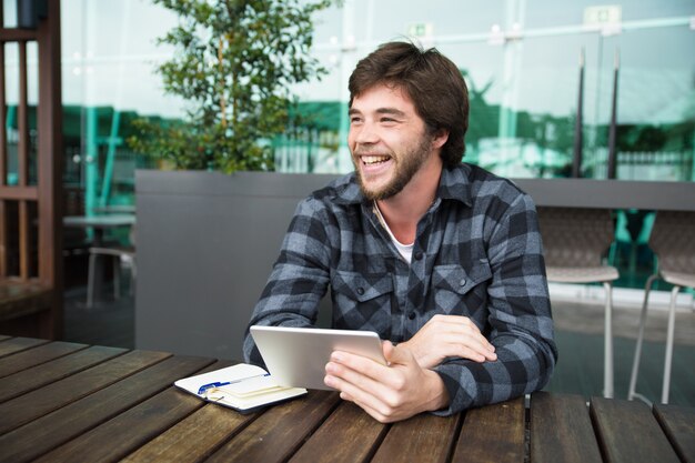 Estudiante positivo disfrutando de conexión inalámbrica