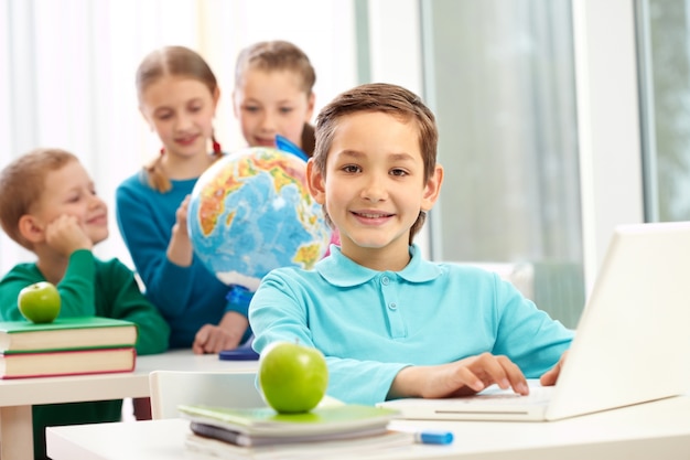 Estudiante positivo con sus compañeros de fondo