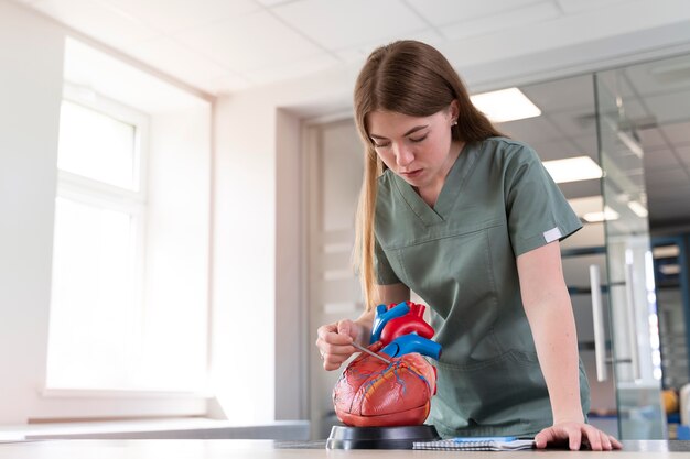 Estudiante practicando medicina