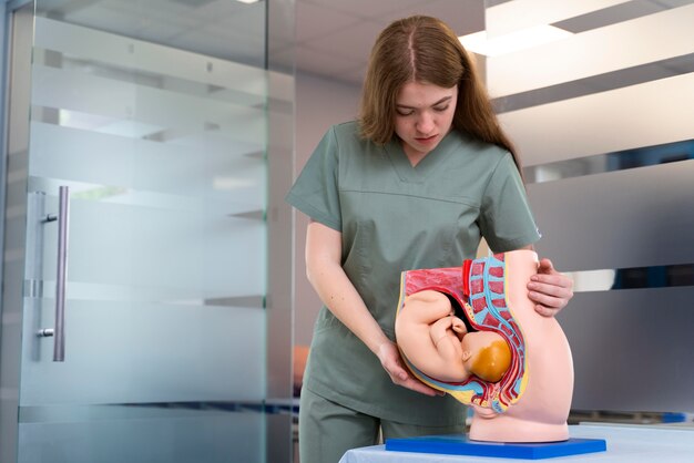 Estudiante practicando medicina