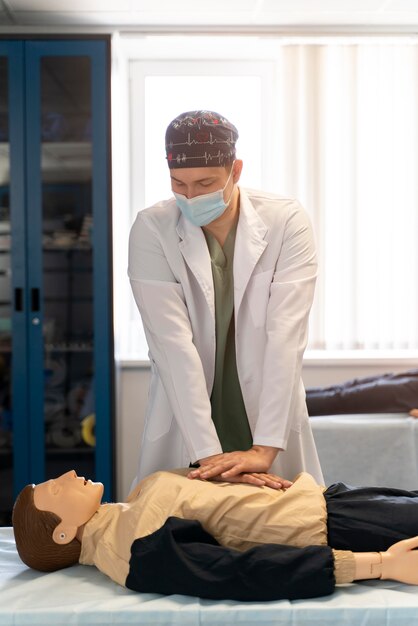 Estudiante practicando medicina