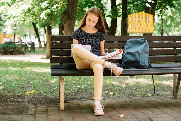 Estudiante preparándose para los exámenes en el parque