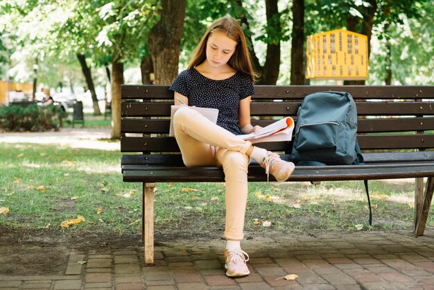 Estudiante preparándose para los exámenes en el parque