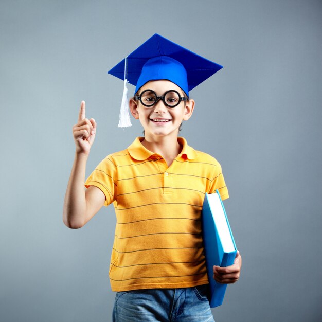 Estudiante de primaria contento con gafas