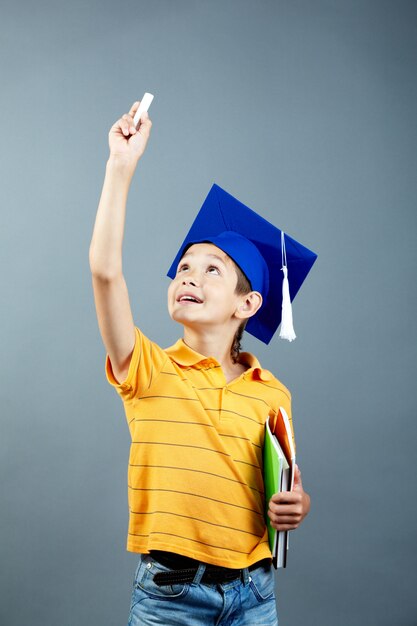 Estudiante de primaria empezando a escribir