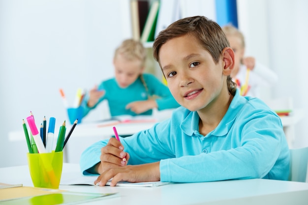 Estudiante de primaria sujetando un lápiz