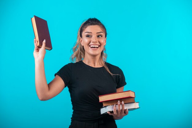 Estudiante con una reserva de libros.