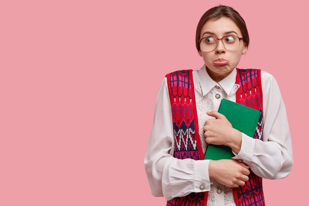 Estudiante en ropa vintage con libro