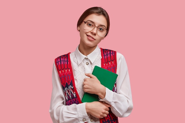 Estudiante en ropa vintage con libro