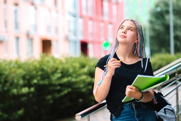 Estudiante soñador mirando hacia arriba