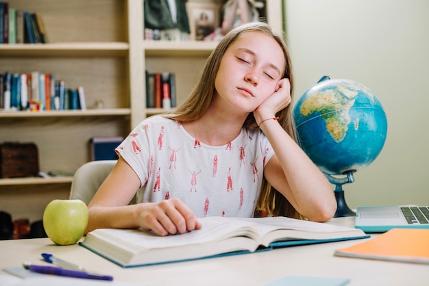 Foto gratuita estudiante soñoliento en el libro