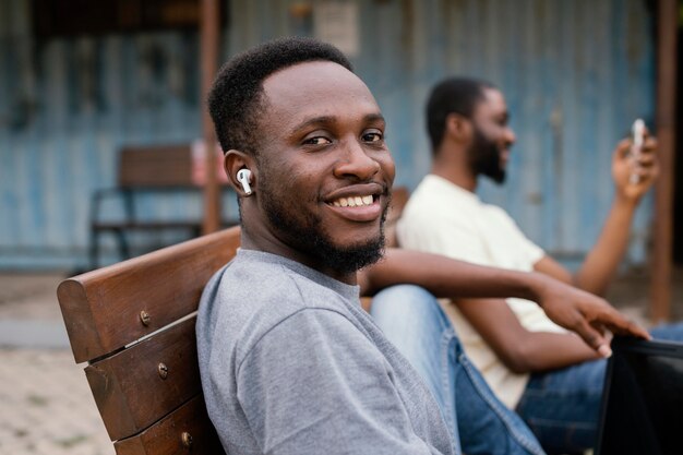 Estudiante sonriente con auriculares de cerca