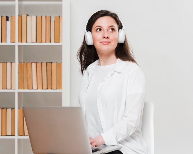 Estudiante sonriente buscando concepto de e-learning