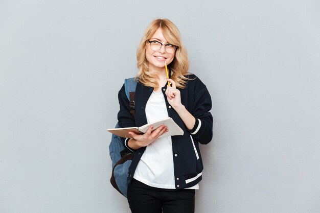 Estudiante sonriente con notebook