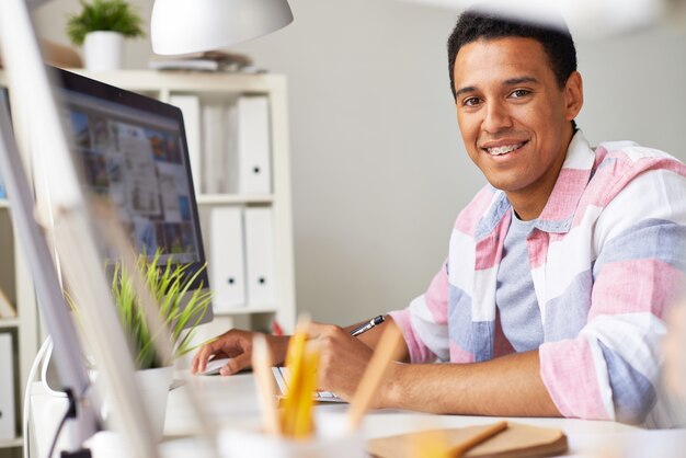 Estudiante sonriente con un ordenador