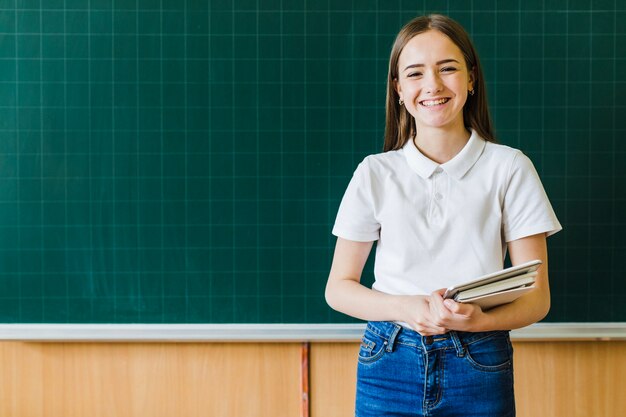 Estudiante sonriente posando para la clase