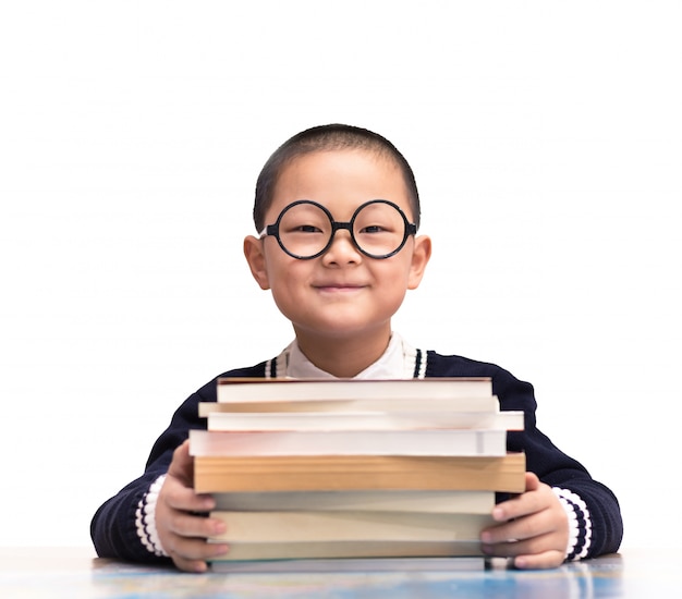 Estudiante sonriente sentado con sus libros