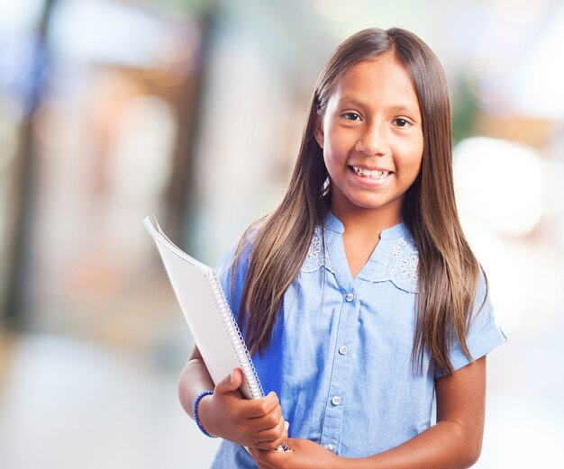 Estudiante sonriente con su libreta