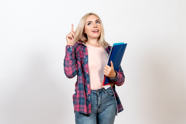 estudiante sosteniendo diferentes archivos en blanco