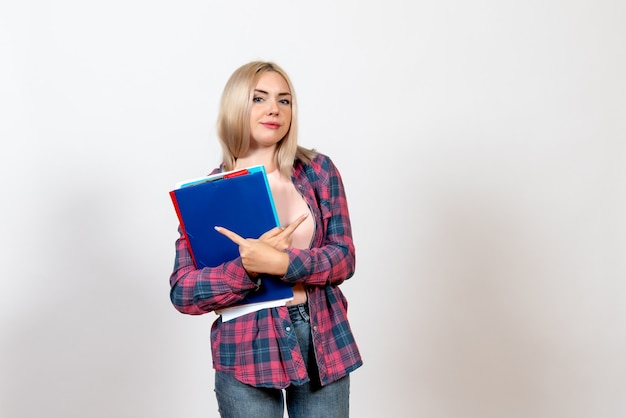 estudiante sosteniendo diferentes archivos en blanco