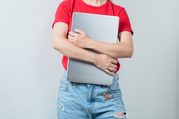 Estudiante sosteniendo una hoja de proyecto en blanco