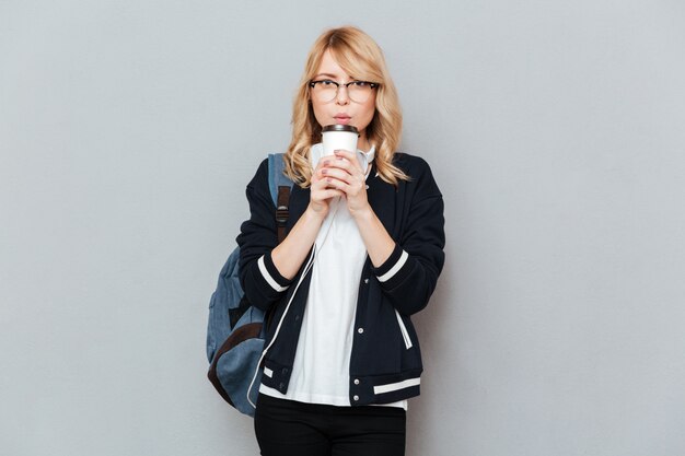 Estudiante, sosteniendo la taza de café