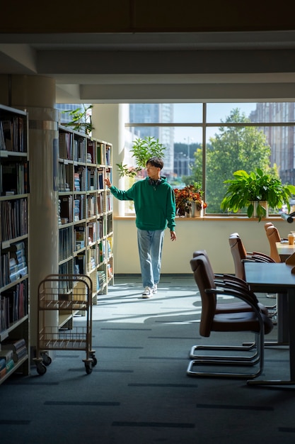 Estudiante de tiro completo en busca de libros.