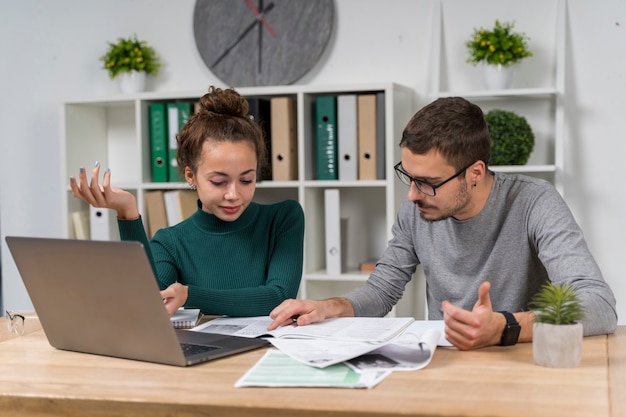 Estudiante de tiro medio estudiando juntos